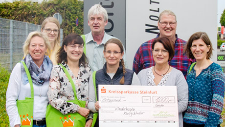 Wir freuen uns, das ambulante Kinderhospiz Königskinder unterstützen zu können. Mitarbeiter der Carl Nolte Technik und Vertreterin des Kinderhospiz Königskinder, Spendenübergabe