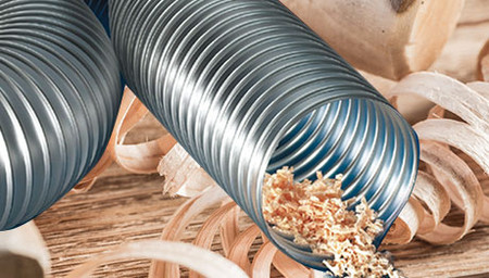 Schwerentflammbarer Spiralschlauch mit Holzspänen