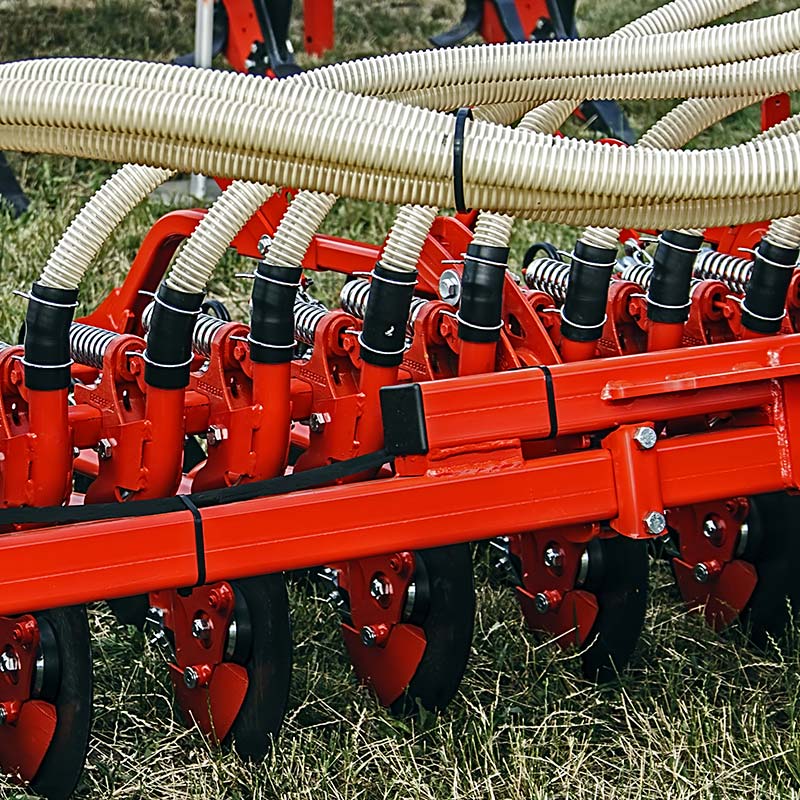 Schläuche an einer landwirtschaftlichen Maschine als Symbol für Schlauchtechnik in der Agrartechnik
